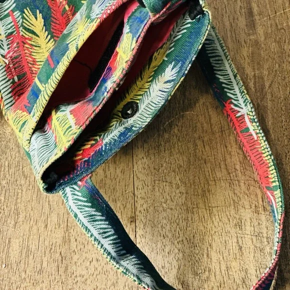 Kavu Keepalong Sling Bag Crossbody Feather Canvas Travel Purse Outdoor - Picture 3 of 3